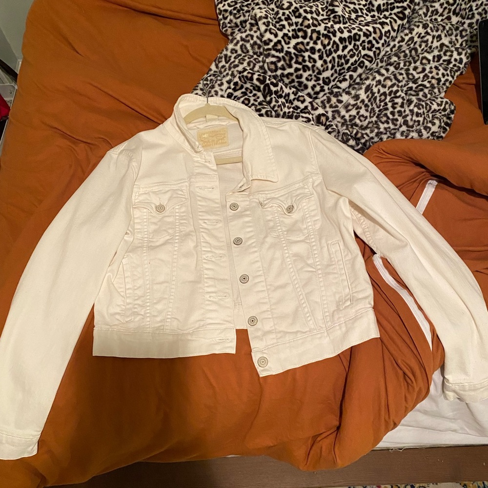 levi’s white denim jacket